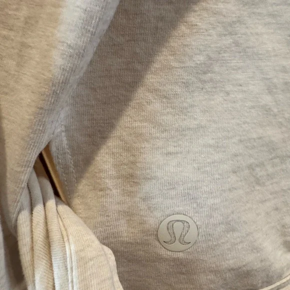 Like new lululemon It’s a tie tee beige size 4 - Picture 8 of 14